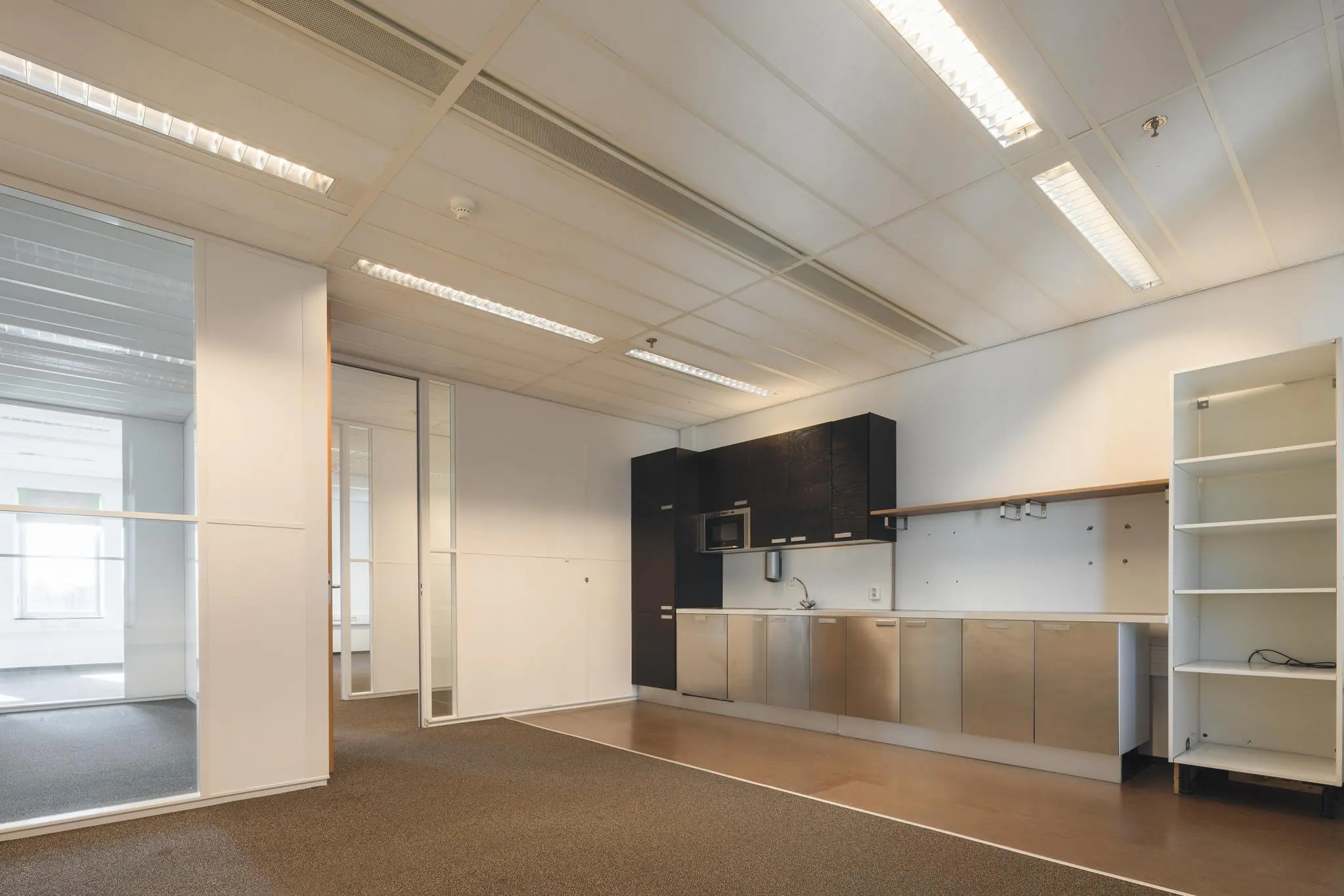 Kantoorruimte met pantry en glaswanden aan de Prinses Beatrixlaan.